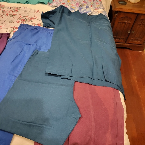 Scrubs a variety some mediums, large and xl - Picture 10 of 16